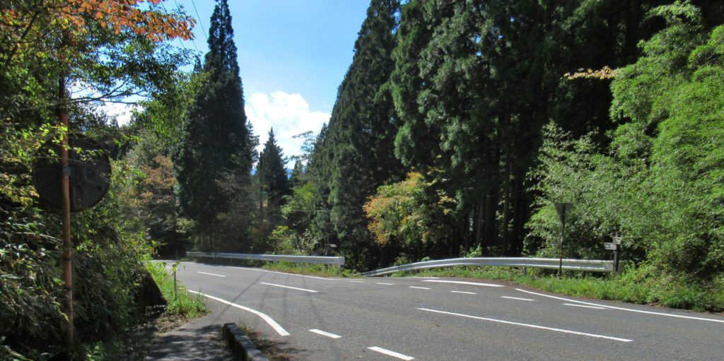 峠の集落の分岐点