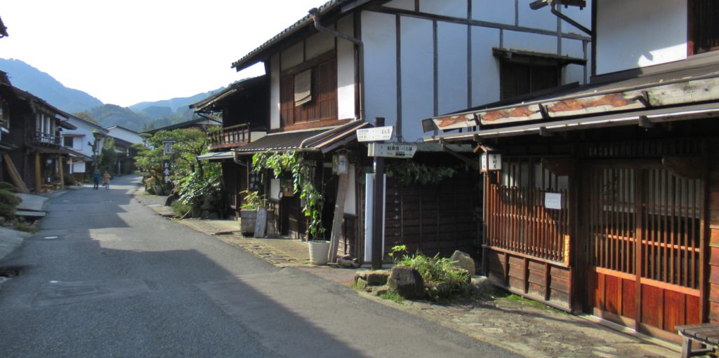 妻籠バス停への分岐点