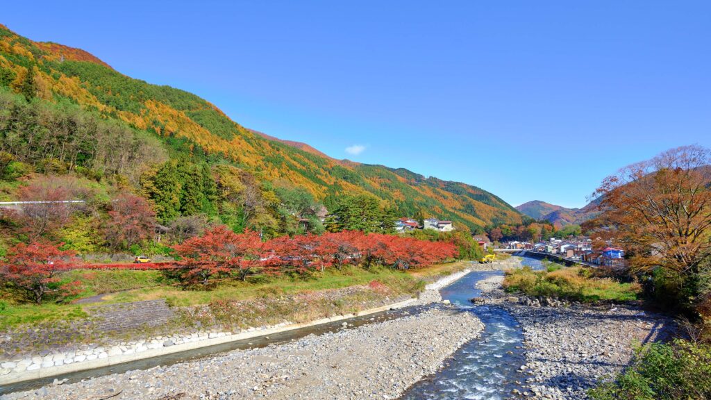 木曽平沢の紅葉と奈良井川