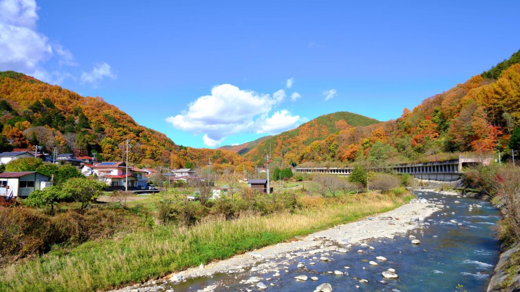 吉田の紅葉と木曽川