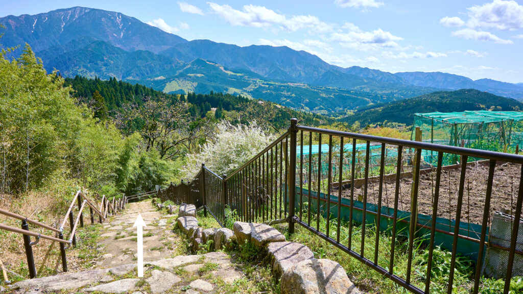 恵那山が見える階段の道