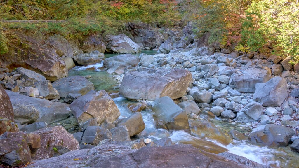 吉報の滝付近の渓谷の景観
